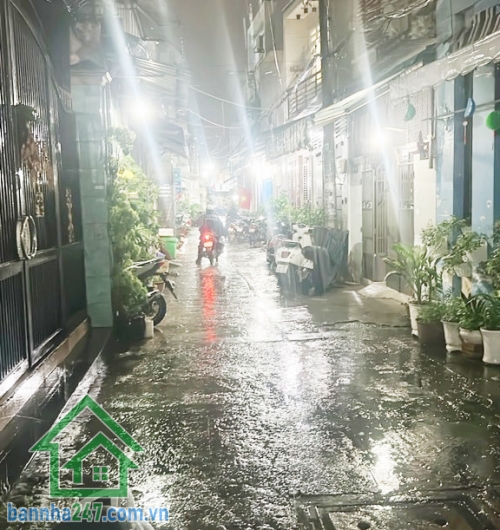 HẺM Ô TÔ 4M THÔNG – HUỲNH VĂN CHÍNH – HUỲNH THIỆN LỘC – TRỊNH ĐÌNH TRỌNG – KÊNH TÂN HÓA Diện tích: 64m2 (4 x 16m), khu vực được xây 5 tầng. Vị trí trung tâm, giáp Q10, Q11, Tân Bình. Gần bệnh viện, trường học các cấp, sát công viên Đầm Sen, chỉ hơn 10 phú