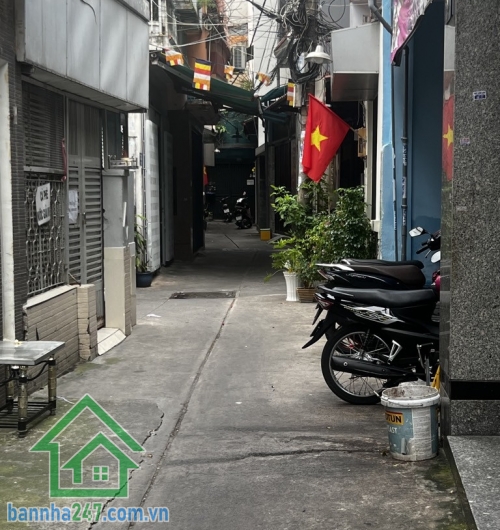 CHỈ HƠN 6 TỶ – DUY TÂN, P8, TÂN BÌNH – 55,4M² NGANG 4.3M * Kết cấu: 1 trệt, 1 lửng, gồm 2PN, PK, bếp, ban công thoáng * Vị trí: hẻm ba gác, vài bước ra hẻm xe hơi.