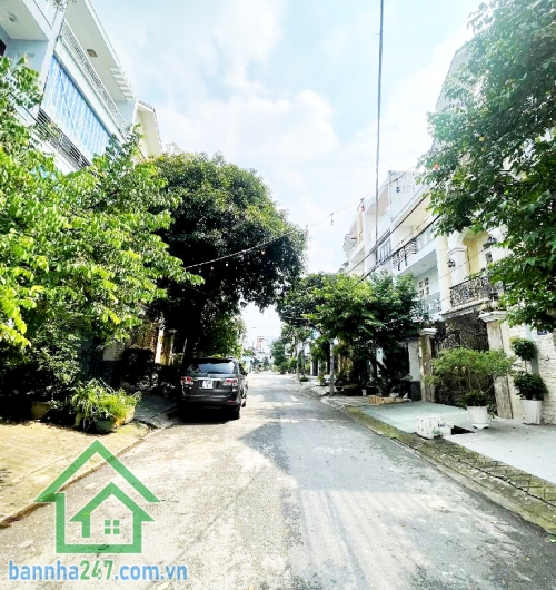CHỈ 13,5 TỶ – MTKD ĐƯỜNG 10M - LỀ 3M - KHU VIP TÊN LỬA – NGANG 5M – 3 TẦNG – 4PN - 5WC  Diện tích chuẩn ngang 5m, đường 10m có lề 3m, thuận tiện đậu xe Kết cấu 1 trệt, 2 lầu, gồm 4 phòng ngủ rộng rãi.