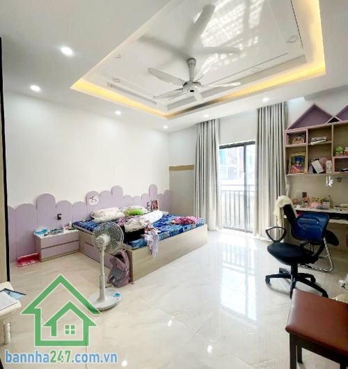 CHỈ 13,5 TỶ – MTKD ĐƯỜNG 10M - LỀ 3M - KHU VIP TÊN LỬA – NGANG 5M – 3 TẦNG – 4PN - 5WC  Diện tích chuẩn ngang 5m, đường 10m có lề 3m, thuận tiện đậu xe Kết cấu 1 trệt, 2 lầu, gồm 4 phòng ngủ rộng rãi.