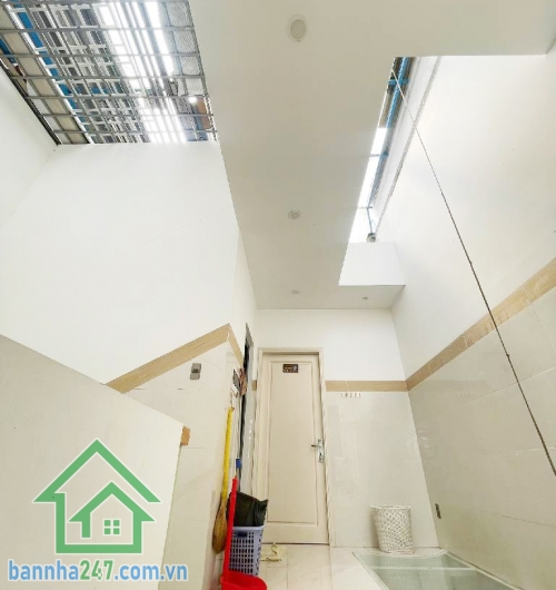 CHỈ 13,5 TỶ – MTKD ĐƯỜNG 10M - LỀ 3M - KHU VIP TÊN LỬA – NGANG 5M – 3 TẦNG – 4PN - 5WC  Diện tích chuẩn ngang 5m, đường 10m có lề 3m, thuận tiện đậu xe Kết cấu 1 trệt, 2 lầu, gồm 4 phòng ngủ rộng rãi.