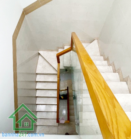 CHỈ 13,5 TỶ – MTKD ĐƯỜNG 10M - LỀ 3M - KHU VIP TÊN LỬA – NGANG 5M – 3 TẦNG – 4PN - 5WC  Diện tích chuẩn ngang 5m, đường 10m có lề 3m, thuận tiện đậu xe Kết cấu 1 trệt, 2 lầu, gồm 4 phòng ngủ rộng rãi.