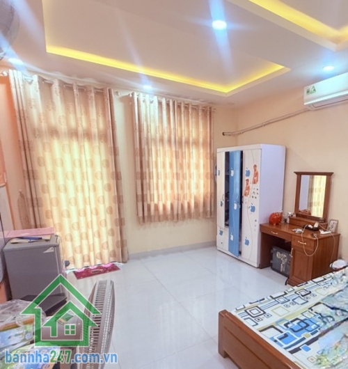 CHỈ 7,2 TỶ – NHÀ HẺM XE HƠI NGAY CHỢ VẢI PHÚ THỌ HÒA – DIỆN TÍCH 60M2 – 3 TẦNG – 4PN – 3WC * Diện tích: 4x15m, công nhận đủ 60m2 * Kết cấu: 1 trệt 2 lầu,  gồm 4PN và 3WC, có thể cải tạo thêm phòng ngủ và WC.
