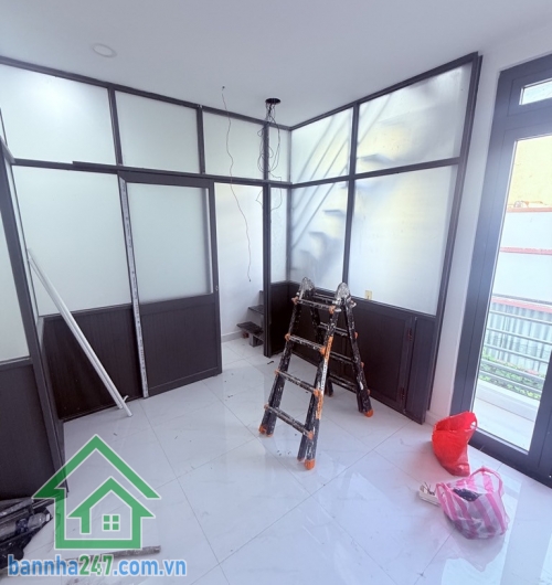 CHỈ 3,2 TỶ – NHÀ 4 TẦNG HẺM XE HƠI TÂN THẮNG – SÁT AEON TÂN PHÚ * DT: 16m² (4 x 4.2), DTSD: 64m² * Kết cấu: 1 trệt 2 lầu, sân thượng – gồm 2PN, 2WC * Hẻm xe hơi thông. 