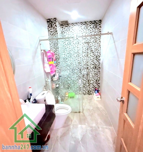 CHỈ 12,9 TỶ – MTKD NGUYỄN SƠN - TRUNG TÂM TÂN PHÚ – 5 TẦNG - 42M² (4,2X10) – 3PN – 4WC * Diện tích: 4,2 x 10m – 42m² * Kết cấu: 1 trệt 3 lầu sân thượng * Công năng: 3PN – 4WC – phòng khách – phòng thờ Mặt tiền Nguyễn Sơn, kinh doanh sầm uất
