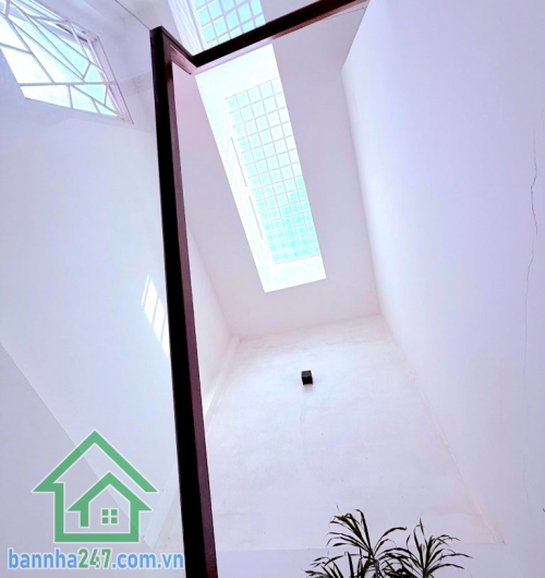 CHỈ 12,9 TỶ – MTKD NGUYỄN SƠN - TRUNG TÂM TÂN PHÚ – 5 TẦNG - 42M² (4,2X10) – 3PN – 4WC * Diện tích: 4,2 x 10m – 42m² * Kết cấu: 1 trệt 3 lầu sân thượng * Công năng: 3PN – 4WC – phòng khách – phòng thờ Mặt tiền Nguyễn Sơn, kinh doanh sầm uất