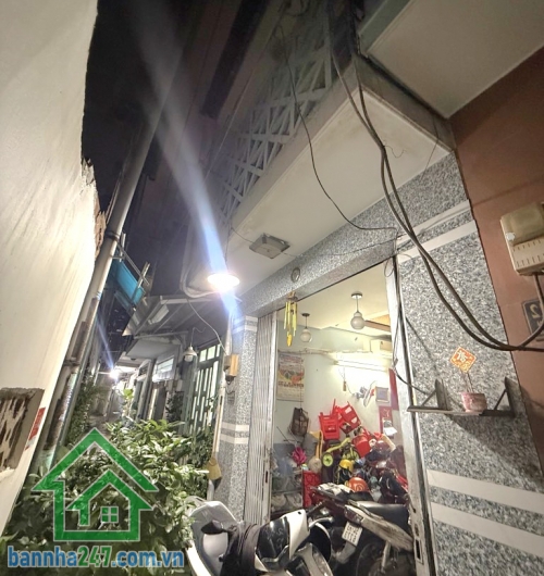 CHỈ 3,5 TỶ – NHÀ HẺM NGUYỄN SƠN – CÁCH 20M RA HẺM XE TẢI – 34M2 * Diện tích: 3.5 x 10m, công nhận 34m² - DTSD: 68m² * Kết cấu: 1 trệt 1 lầu, 2PN - 2WC.