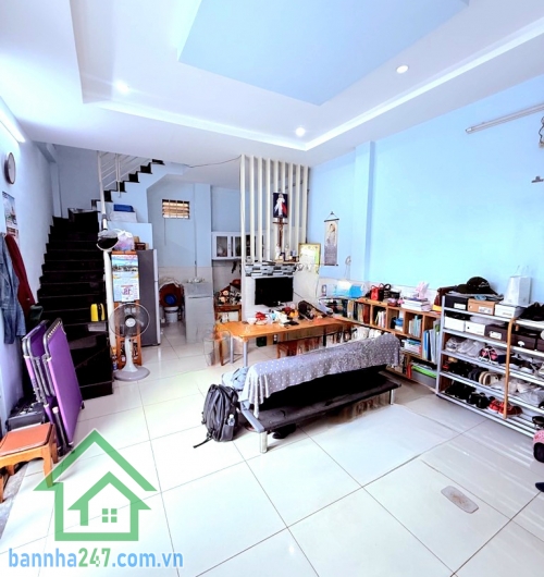 CHỈ 5 TỶ – NHÀ LÔ GÓC 2 MẶT TIỀN – HẺM XE TẢI THÔNG – PHAN THỊ HÀNH DT: 33m² (4.2 x 7,75m – nở hậu). Kết cấu: 1 trệt, 1 lầu gồm 2PN, 2WC. Nhà lô góc, 2 mặt tiền thoáng mát, không lộ giới. 