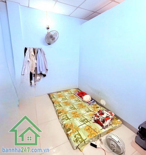 CHỈ 5 TỶ – NHÀ LÔ GÓC 2 MẶT TIỀN – HẺM XE TẢI THÔNG – PHAN THỊ HÀNH DT: 33m² (4.2 x 7,75m – nở hậu). Kết cấu: 1 trệt, 1 lầu gồm 2PN, 2WC. Nhà lô góc, 2 mặt tiền thoáng mát, không lộ giới. 