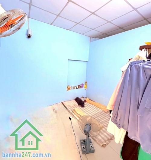 CHỈ 5 TỶ – NHÀ LÔ GÓC 2 MẶT TIỀN – HẺM XE TẢI THÔNG – PHAN THỊ HÀNH DT: 33m² (4.2 x 7,75m – nở hậu). Kết cấu: 1 trệt, 1 lầu gồm 2PN, 2WC. Nhà lô góc, 2 mặt tiền thoáng mát, không lộ giới. 