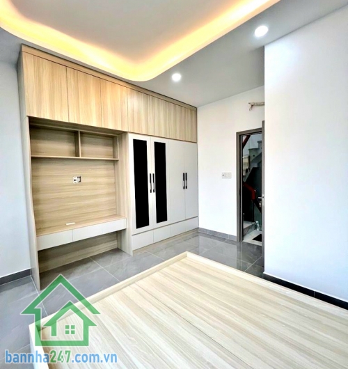CHỈ 8,5 TỶ – SIÊU PHẨM 2 MẶT TIỀN – KHU GÒ XOÀI - NHÀ 5 TẦNG – THANG MÁY – FULL NỘI THẤT CAO CẤP - 5 PN – 6 WC Diện tích: 69m² (4m x 17m) – sổ vuông đẹp. Kết cấu 1 trệt + 1 lửng + 3 lầu. Công năng: 5 PN – 6 WC Trang bị: THANG MÁY xịn xò, giếng trời, ban c