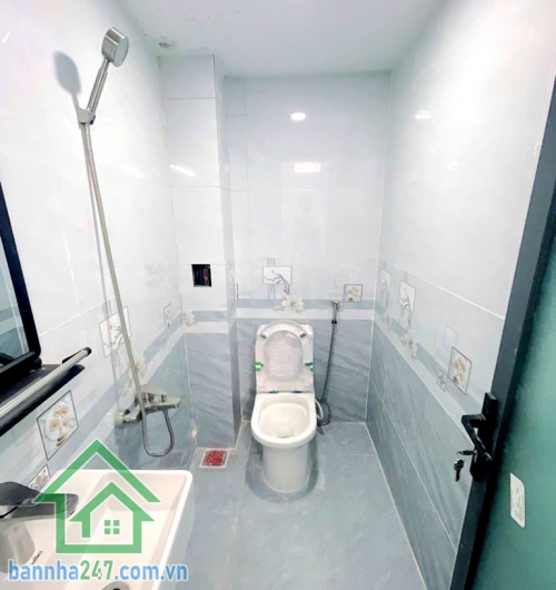 CHỈ 4,7 TỶ - NHÀ MỚI 2 TẦNG – LÊ VĂN QUỚI – SÁT NGÃ TƯ BỐN XÃ – CHỈ XÁCH VALI VÀO Ở  DT: 4.2 x 11m (45m²), 1 trệt 1 lầu Công năng: 3PN (có PN tầng trệt), 2 WC.