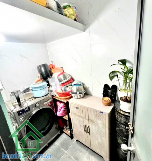 NHÀ NGỘP NGÂN HÀNG – FULL NỘI THẤT – VƯỜN LÀI, TÂN PHÚ - CHỈ 4,38 TỶ * Diện tích: 2.7 x 13m (31m²) – 1 trệt 1 lầu, gồm 2PN – 2WC, phòng khách, bếp, ban công thoáng mát