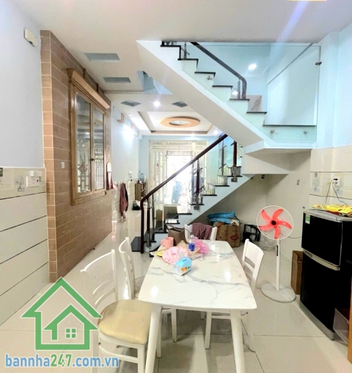 CHỈ 5.4 TỶ – NHÀ 2 TẦNG ĐẸP 4x14m – NGAY HƯƠNG LỘ 2 – NGÃ TƯ 4 XÃ – BÌNH TÂN - 2PN, 2WC Kết cấu: 1 trệt 1 lầu, 2PN, 2WC, ban công thoáng mát. Nhà vào ở ngay hoặc cho thuê dòng tiền