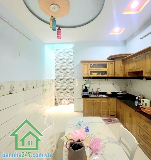 CHỈ 5.4 TỶ – NHÀ 2 TẦNG ĐẸP 4x14m – NGAY HƯƠNG LỘ 2 – NGÃ TƯ 4 XÃ – BÌNH TÂN - 2PN, 2WC Kết cấu: 1 trệt 1 lầu, 2PN, 2WC, ban công thoáng mát. Nhà vào ở ngay hoặc cho thuê dòng tiền