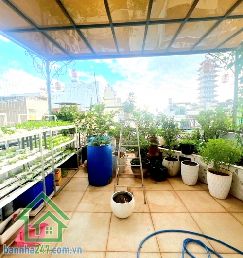 CHỈ 9,7 TỶ TL – KHU VIP TÂN PHÚ – HẺM XE TẢI 6M – 77.5M² – NHÀ MỚI 4 TẦNG – FULL NỘI THẤT CAO CẤP * DT: 5.25 × 15m = 77.5m² * Kết cấu: 1 trệt – 2 lầu – sân thượng.