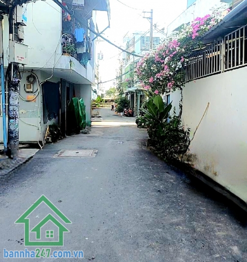 CHỈ 5,5 TỶ - NHÀ HẺM XE HƠI ĐỖ CỬA – VƯỜN LÀI – LÊ VĂN PHAN – TÂN PHÚ - 2 PN – 3 WC (mỗi tầng 1 WC) Diện tích: 28m² (4x 7)m Kết cấu: Trệt + Lửng + 2 Lầu + Sân thượng