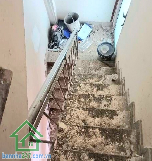 CHỈ 5,5 TỶ - NHÀ HẺM XE HƠI ĐỖ CỬA – VƯỜN LÀI – LÊ VĂN PHAN – TÂN PHÚ - 2 PN – 3 WC (mỗi tầng 1 WC) Diện tích: 28m² (4x 7)m Kết cấu: Trệt + Lửng + 2 Lầu + Sân thượng