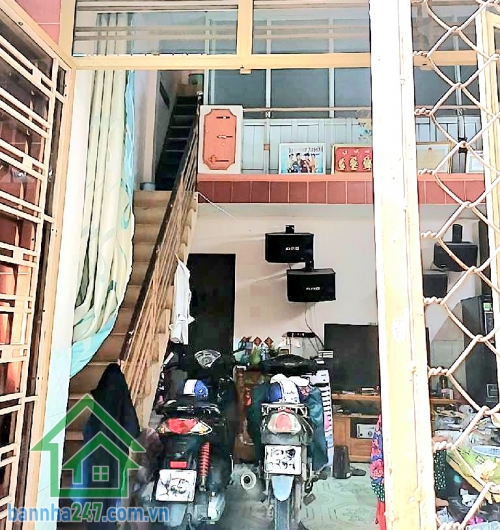 CHỈ 4,5 TỶ – NHÀ TRUNG TÂM TÂN PHÚ – CÁCH MT VƯỜN LÀI 20M - 2PN - 2WC * Diện tích: 4,6m x 8m – đất vuông vức * Kết cấu: 1 trệt + lửng + 1 lầu * Hẻm trước nhà 3m