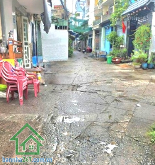 TRUNG TÂM TÂN PHÚ – NHÀ 2 TẦNG – HẺM XE TẢI – GIÁ CHỈ 2.2 TỶ DTSD: 32m² – đủ công năng. Kết cấu: 2 tầng, nhà còn chắc chắn, dọn vào ở ngay, vài bước ra mặt tiền, thuận tiện ở hay kinh doanh nhỏ.