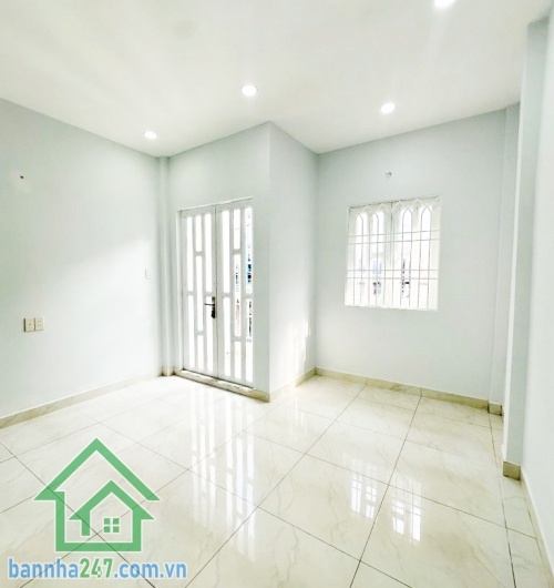 CHỈ 4,45 TỶ – HẺM 4M - NHÀ MỚI 2 TẦNG – GIÁP TÂN PHÚ – NGÃ TƯ BỐN XÃ - 2PN – 2WC  Diện tích 40m² (4x10m) – 1 trệt 1 lầu, gồm 2PN – 2WC, ban công thoáng mát. Nhà mới, hoàn công đầy đủ, dọn vào ở ngay. Hẻm 4m, cách đường lớn khoảng 100m, xe cộ ra vào thuận 