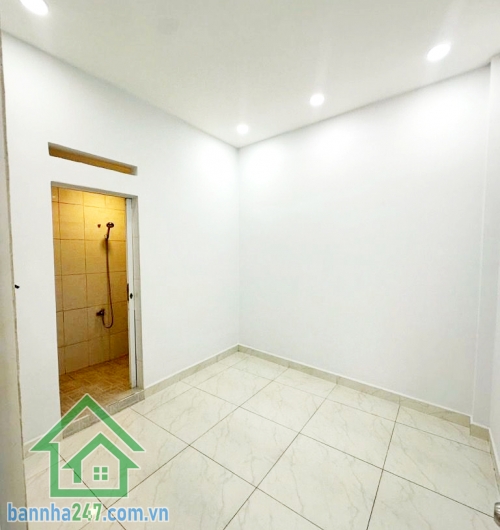 CHỈ 4,45 TỶ – HẺM 4M - NHÀ MỚI 2 TẦNG – GIÁP TÂN PHÚ – NGÃ TƯ BỐN XÃ - 2PN – 2WC  Diện tích 40m² (4x10m) – 1 trệt 1 lầu, gồm 2PN – 2WC, ban công thoáng mát. Nhà mới, hoàn công đầy đủ, dọn vào ở ngay. Hẻm 4m, cách đường lớn khoảng 100m, xe cộ ra vào thuận 