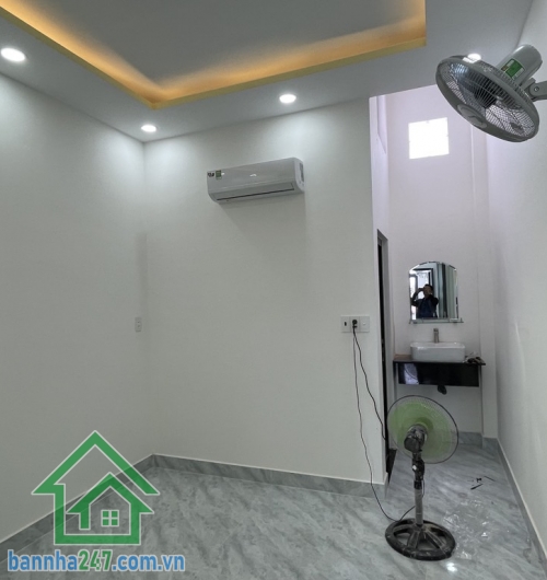 CHỈ 5,2 TỶ - BÁN NHÀ TÂN BÌNH – 56M² – 2 TẦNG – 3PN – 3WC – CHỈ 5,2 TỶ Nhà mới tinh, khách mua dọn vào ở ngay. Kết cấu: 2 tầng, có sân trước, 3PN, 3WC. 