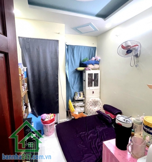 CHỈ 5,9 TỶ - NHÀ 4 TẦNG ĐẦY ĐỦ CÔNG NĂNG - DT: 31M² (3 X 10,5)M – HẺM THÔNG THOÁNG SẠCH SẼ – XE HƠI ĐỖ SÁT NHÀ - 4PN, 3WC. Mô tả: * Kết cấu: 4 tầng, có sân thượng. 