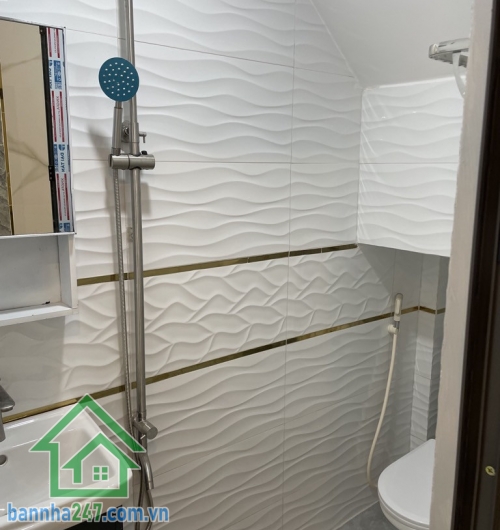 CHỈ 4,4 TỶ – NHÀ 3 TẦNG MỚI – NGAY NI SƯ HUỲNH LIÊN, GIÁP BÀU CÁT – XE HƠI ĐẬU CỬA – 32M2 – 3PN – 3WC * Nhà mới tinh, thiết kế hiện đại, gồm 1 trệt 2 lầu, 3PN - 3WC.