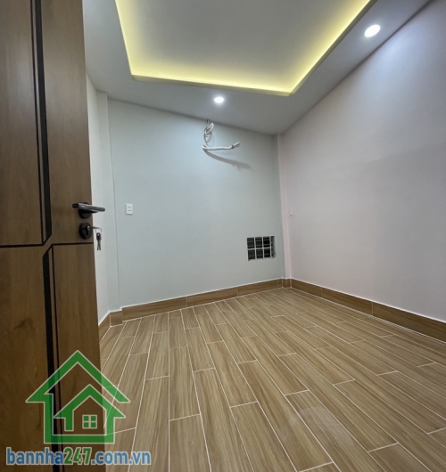 CHỈ 4,4 TỶ – NHÀ 3 TẦNG MỚI – NGAY NI SƯ HUỲNH LIÊN, GIÁP BÀU CÁT – XE HƠI ĐẬU CỬA – 32M2 – 3PN – 3WC * Nhà mới tinh, thiết kế hiện đại, gồm 1 trệt 2 lầu, 3PN - 3WC.