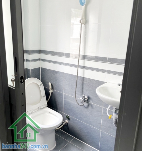 CHỈ 2,65 TỶ – NHÀ MỚI ĐẸP 3 TẦNG – GẦN HẺM XE HƠI 10M – SỔ HỒNG RIÊNG – Ở NGAY Vị trí: Gần BV Quận Tân Phú, UBND Phường, cách hẻm xe hơi 10m Khuông Việt, trung trung tâm khu dân cư an ninh, thuận tiện di chuyển mọi hướng.