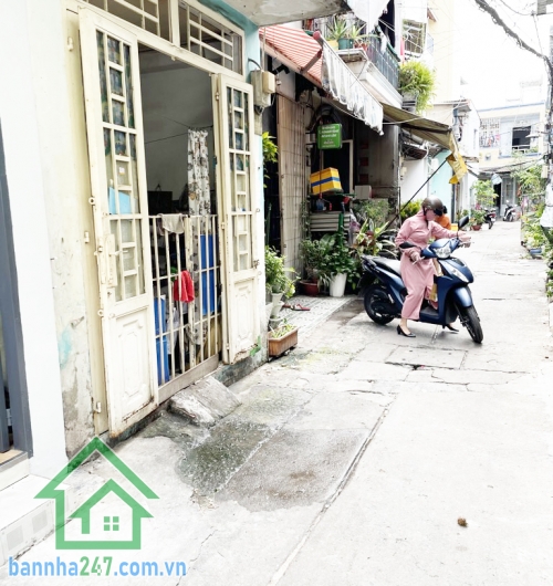 CHỈ 2,65 TỶ – NHÀ MỚI ĐẸP 3 TẦNG – GẦN HẺM XE HƠI 10M – SỔ HỒNG RIÊNG – Ở NGAY Vị trí: Gần BV Quận Tân Phú, UBND Phường, cách hẻm xe hơi 10m Khuông Việt, trung trung tâm khu dân cư an ninh, thuận tiện di chuyển mọi hướng.