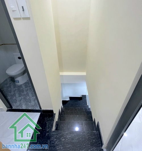 CHỈ 3 TỶ - NHÀ MỚI – MUA VÀO Ở NGAY – CÁCH 10M RA TRƯỜNG SA - TÂN BÌNH – 3 TẦNG, 2 PHÒNG NGỦ, 2 WC Nhà xây mới, kết cấu 3 tầng kiên cố, có ban công trước thoáng mát. 