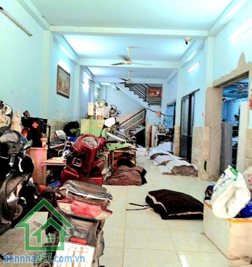 CHỈ 6,5 TỶ – NGAY CHỢ VẢI PHÚ THỌ HÒA – 62M² – 3 TẦNG – LÀM KHO, XƯỞNG, CHDV DÒNG TIỀN 13TR/THÁNG Diện tích: 4x15.5m (62m²) – sổ riêng, pháp lý chuẩn. Kết cấu: 1 trệt 2 lầu + sân thượng, nhà chủ tự xây cực chắc