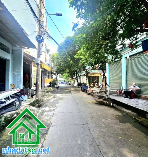 CHỈ 10,9 TỶ – HẺM NHỰA 8M THÔNG – KHU VIP BÀU CÁT – NHÀ 4 TẦNG BTCT – 74M² (3,9 x 21)m – 4PN – 4WC Mô tả: * Vị trí đắc địa, khu phố ẩm thực Đồng Đen – Bàu Cát.