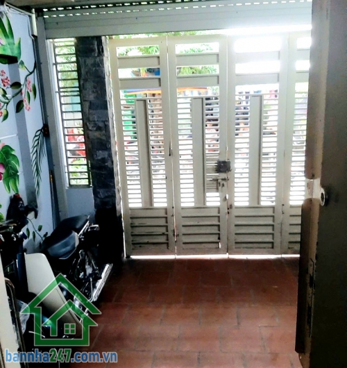CHỈ 10,9 TỶ – HẺM NHỰA 8M THÔNG – KHU VIP BÀU CÁT – NHÀ 4 TẦNG BTCT – 74M² (3,9 x 21)m – 4PN – 4WC Mô tả: * Vị trí đắc địa, khu phố ẩm thực Đồng Đen – Bàu Cát.