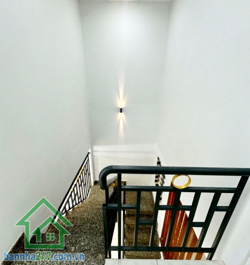 CHỈ 4,45 TỶ – HẺM 4M - NHÀ MỚI 2 TẦNG – GIÁP TÂN PHÚ – NGÃ TƯ BỐN XÃ - 2PN – 2WC  Diện tích 40m² (4x10m) – 1 trệt 1 lầu, gồm 2PN – 2WC, ban công thoáng mát. Nhà mới, hoàn công đầy đủ, dọn vào ở ngay. Hẻm 4m, cách đường lớn khoảng 100m, xe cộ ra vào thuận 