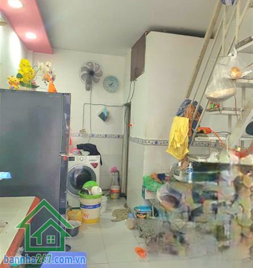 TRUNG TÂM TÂN PHÚ – NHÀ 2 TẦNG – HẺM XE TẢI – GIÁ CHỈ 2.2 TỶ DTSD: 32m² – đủ công năng. Kết cấu: 2 tầng, nhà còn chắc chắn, dọn vào ở ngay, vài bước ra mặt tiền, thuận tiện ở hay kinh doanh nhỏ.