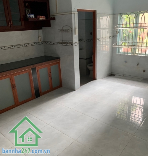 BÁN NHÀ TÂN BÌNH – HXH – NHỈNH 6 TỶ – 76M² – 3 TẦNG – 3PN – SỔ VUÔNG 2025 * Kết cấu: 1 trệt, 1 lầu, sân thượng – 3PN, 2WC. * Vị trí đẹp: Giáp khu Bàu Cát, sát mặt tiền, khu VIP đầy đủ tiện ích. 