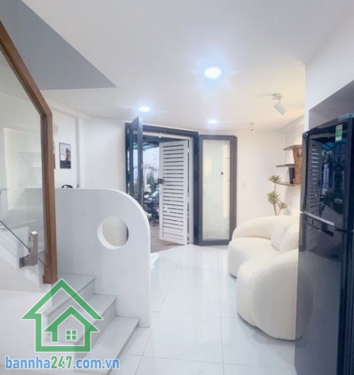 CHỈ 3,45 TỶ – NHÀ MỚI ĐẸP – HẺM XE HƠI – GẦN AEON MALL TÂN PHÚ – TẶNG FULL NỘI THẤT - 2PN – 2WC * Diện tích: 3,5 x 8m * Diện tích sử dụng: 58m² * Kết cấu: 1 trệt 1 lầu * Công năng: 2PN – 2WC