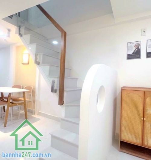 CHỈ 3,45 TỶ – NHÀ MỚI ĐẸP – HẺM XE HƠI – GẦN AEON MALL TÂN PHÚ – TẶNG FULL NỘI THẤT - 2PN – 2WC * Diện tích: 3,5 x 8m * Diện tích sử dụng: 58m² * Kết cấu: 1 trệt 1 lầu * Công năng: 2PN – 2WC