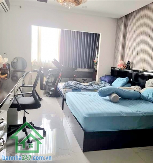 CHỈ 6 TỶ – NHÀ 5 TẦNG KIÊN CỐ – HẺM 5M XE HƠI – P. BÌNH TRỊ ĐÔNG – DT 40M² (4x10) – FULL NỘI THẤT CAO CẤP Vị trí: Hẻm 5m thông, cách mặt tiền 50m, di chuyển AEON Bình Tân chỉ 5 phút. Kết cấu: 1 trệt, 3 lầu, sân thượng. Tổng 3PN, 3WC.