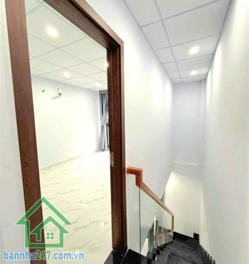 CHỈ 4,65 TỶ – NHÀ MỚI XINH - P10. TÂN BÌNH - 2 TẦNG – HẺM BA GÁC – KHÔNG LỘ GIỚI DT: 4x8m (32m² công nhận đủ, vuông A4) Kết cấu: 1 trệt 1 lầu đúc thật – 2PN, 2WC