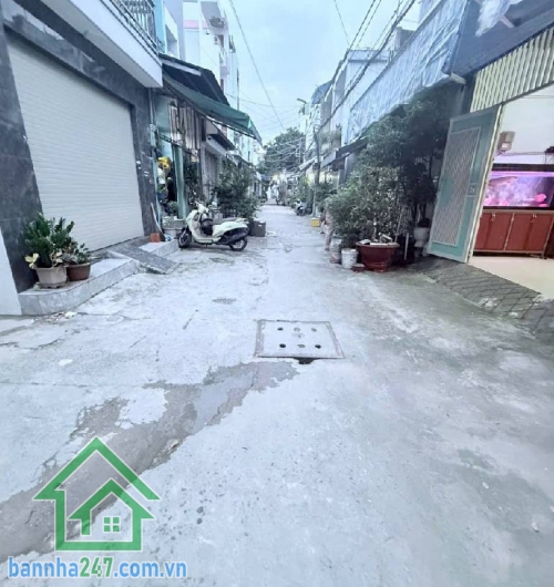CHỈ 3,65 TỶ – GÓC – DT: 35m² (5×7)m – DTSD 70m² - 2 TẦNG BTCT – GẦN CHỢ TÂN HƯƠNG - 2PN – 2WC Kết cấu: 1 trệt – 1 lầu BTCT, 2PN – 2WC – ban công thoáng. Hẻm 4m lô góc, nhà sáng – thoáng – mát. Gần chợ Tân Hương – trường học – nhà thờ, khu dân cư sầm uất.