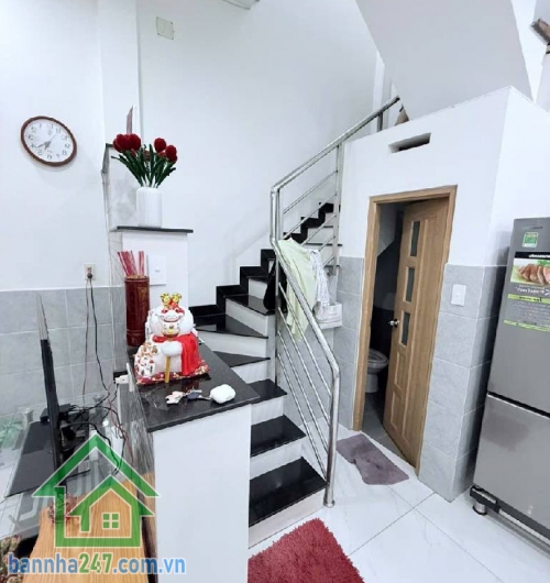CHỈ 3,65 TỶ – GÓC – DT: 35m² (5×7)m – DTSD 70m² - 2 TẦNG BTCT – GẦN CHỢ TÂN HƯƠNG - 2PN – 2WC Kết cấu: 1 trệt – 1 lầu BTCT, 2PN – 2WC – ban công thoáng. Hẻm 4m lô góc, nhà sáng – thoáng – mát. Gần chợ Tân Hương – trường học – nhà thờ, khu dân cư sầm uất.