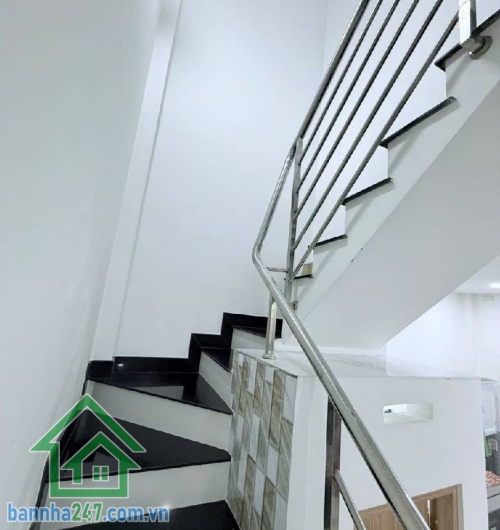 CHỈ 3,65 TỶ – GÓC – DT: 35m² (5×7)m – DTSD 70m² - 2 TẦNG BTCT – GẦN CHỢ TÂN HƯƠNG - 2PN – 2WC Kết cấu: 1 trệt – 1 lầu BTCT, 2PN – 2WC – ban công thoáng. Hẻm 4m lô góc, nhà sáng – thoáng – mát. Gần chợ Tân Hương – trường học – nhà thờ, khu dân cư sầm uất.