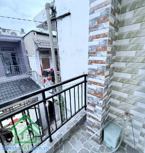 CHỈ 3,65 TỶ – GÓC – DT: 35m² (5×7)m – DTSD 70m² - 2 TẦNG BTCT – GẦN CHỢ TÂN HƯƠNG - 2PN – 2WC Kết cấu: 1 trệt – 1 lầu BTCT, 2PN – 2WC – ban công thoáng. Hẻm 4m lô góc, nhà sáng – thoáng – mát. Gần chợ Tân Hương – trường học – nhà thờ, khu dân cư sầm uất.