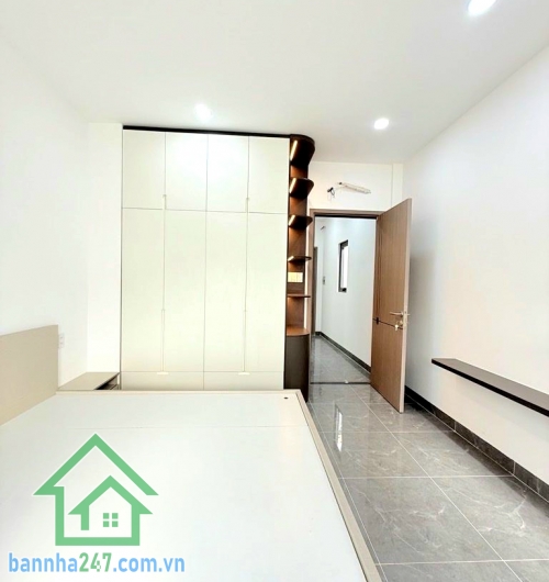 CHỈ 6,7 TỶ - NGAY TRUNG TÂM TÂN PHÚ – TÂN SƠN NHÌ – NHÀ MỚI Ở NGAY - 4 TẦNG – FULL NỘI THẤT – GẦN AEON MALL – 4PN – 3WC Diện tích: 56m² Kết cấu: 1 trệt – 2 lầu – sân thượng trước sau. Công năng: 4PN – 3WC – phòng khách – bếp