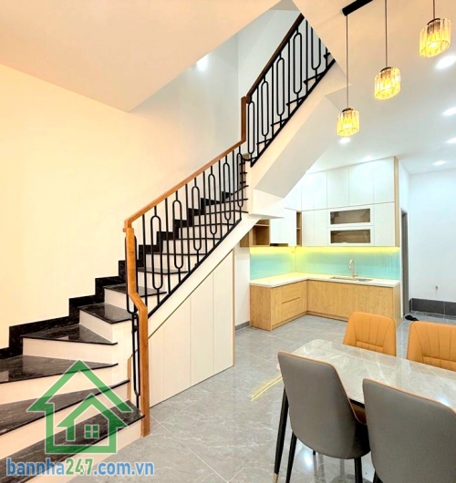 CHỈ 6,7 TỶ - NGAY TRUNG TÂM TÂN PHÚ – TÂN SƠN NHÌ – NHÀ MỚI Ở NGAY - 4 TẦNG – FULL NỘI THẤT – GẦN AEON MALL – 4PN – 3WC Diện tích: 56m² Kết cấu: 1 trệt – 2 lầu – sân thượng trước sau. Công năng: 4PN – 3WC – phòng khách – bếp