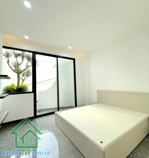 CHỈ 6,7 TỶ - NGAY TRUNG TÂM TÂN PHÚ – TÂN SƠN NHÌ – NHÀ MỚI Ở NGAY - 4 TẦNG – FULL NỘI THẤT – GẦN AEON MALL – 4PN – 3WC Diện tích: 56m² Kết cấu: 1 trệt – 2 lầu – sân thượng trước sau. Công năng: 4PN – 3WC – phòng khách – bếp